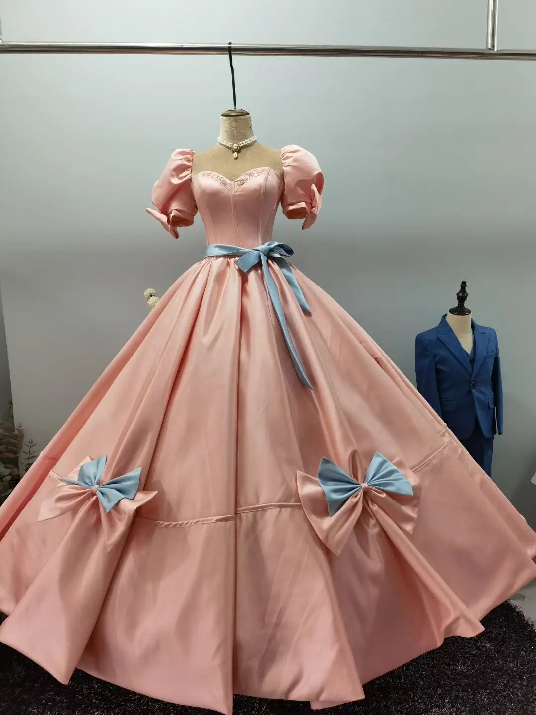 CloverBridal 2022 dziewczyny słodki tiul królewski niebieski vestidos de quinceañera ręcznie robione kwiaty vestidos de 15 años suknia WQ9772