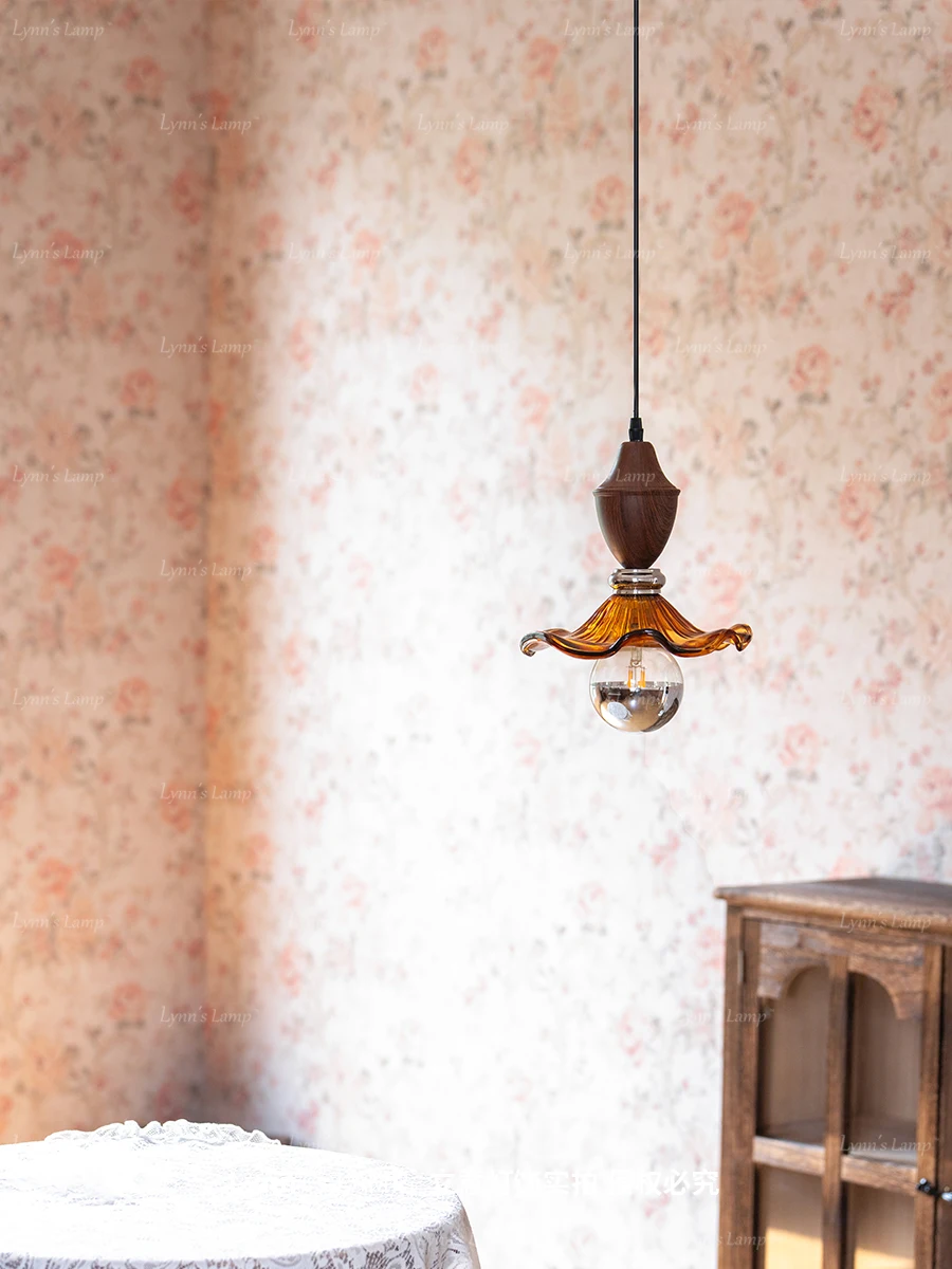 Medieval French restaurant chandelier pastoral bedroom warm and romantic bed and breakfast flower bedside chandelier