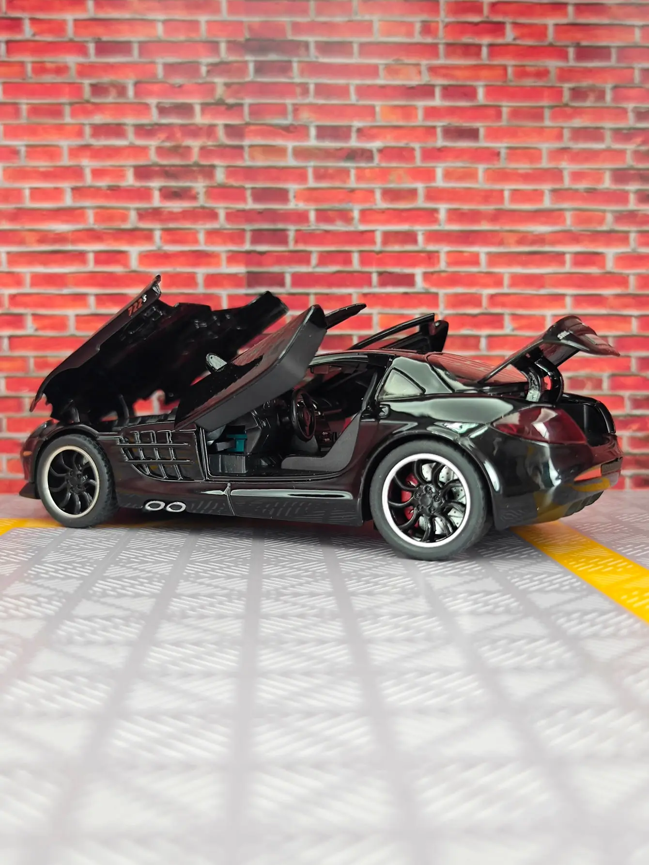 Modèle de voiture en alliage mercedes-benz SLR 1:32, ornements acousto-optique, portes de voiture pour enfants et coffre de capot pouvant être ouvert