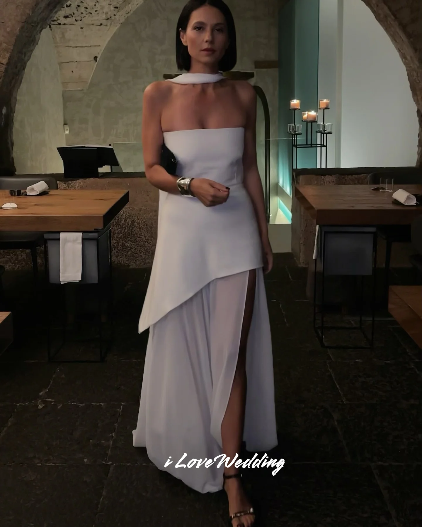 فستان حفلة موسيقية أبيض بدون حمالات 2025 من الساتان بدون أكمام مطوي على شكل حرف a سبليت بطول الأرض فستان سهرة لحفلات الزفاف حسب الطلب