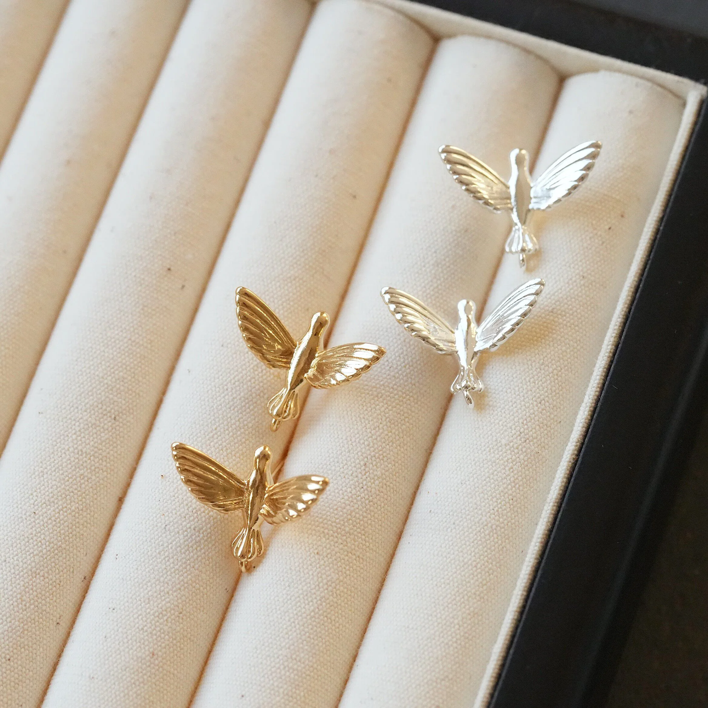 

2 пары позолоченных латунных серег-гвоздиков в виде птиц, легкие, роскошные, для изготовления украшений своими руками, фурнитура, аксессуары ручной работы