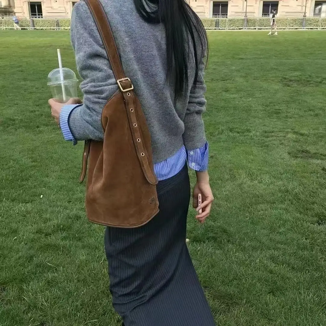 

French Underarm Large Capacity Retro Tote Bag Autumn Winter Fashionable Suede Versatile Shoulder Bucket Bags