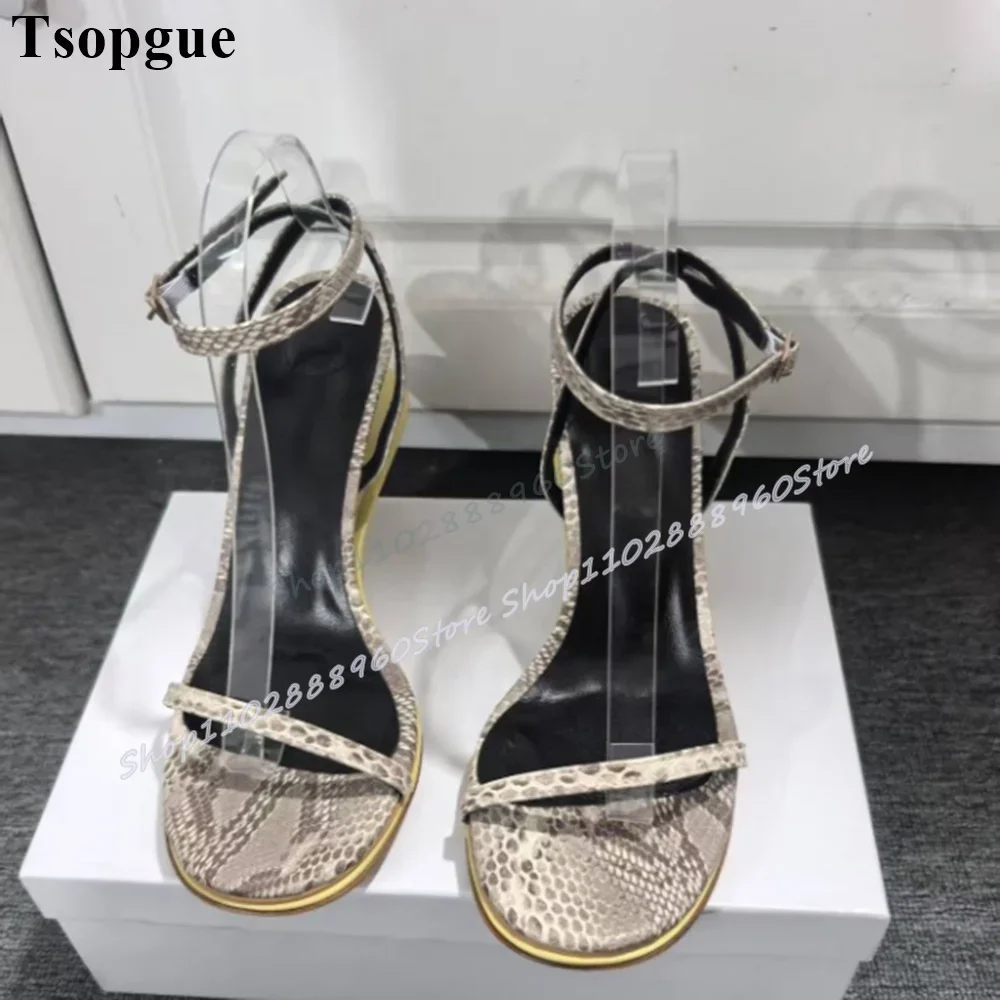 Einzigartige gemischte schmale Streifen flache Sandalen seltsamer Stil Absatz Damenschuhe Knöchelschnalle Riemen offene Zehen stilvolle Party Damen Sandalen