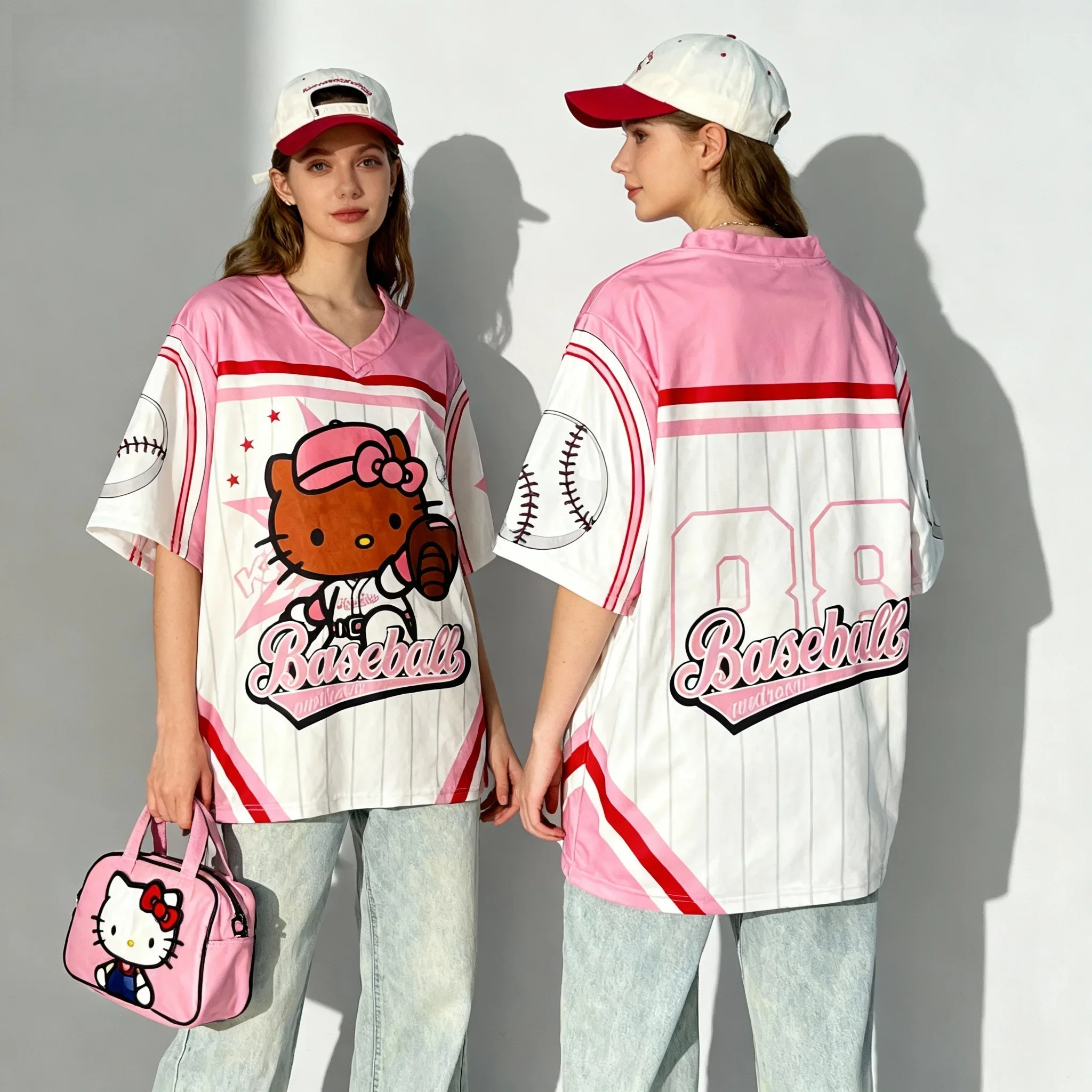 Camicia da baseball Sanrio Family Hello Kitty T-shirt estiva da strada americana dolce e fresca T-shirt da donna oversize per adulti Nuovo stile
