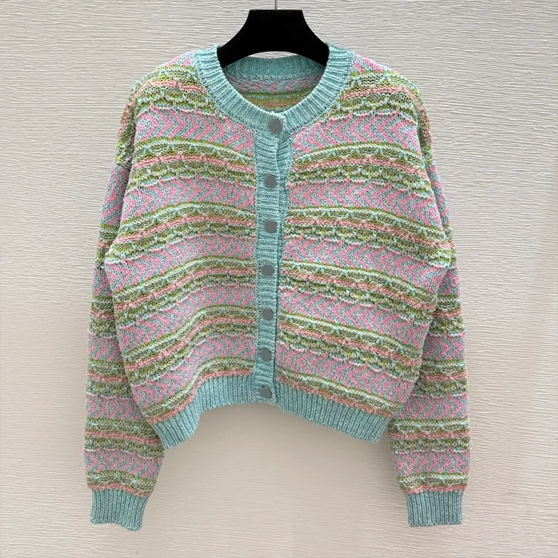 

Высококачественный женский кардиган на одной пуговице с уникальной техникой вязания и богатыми цветами 25916201.