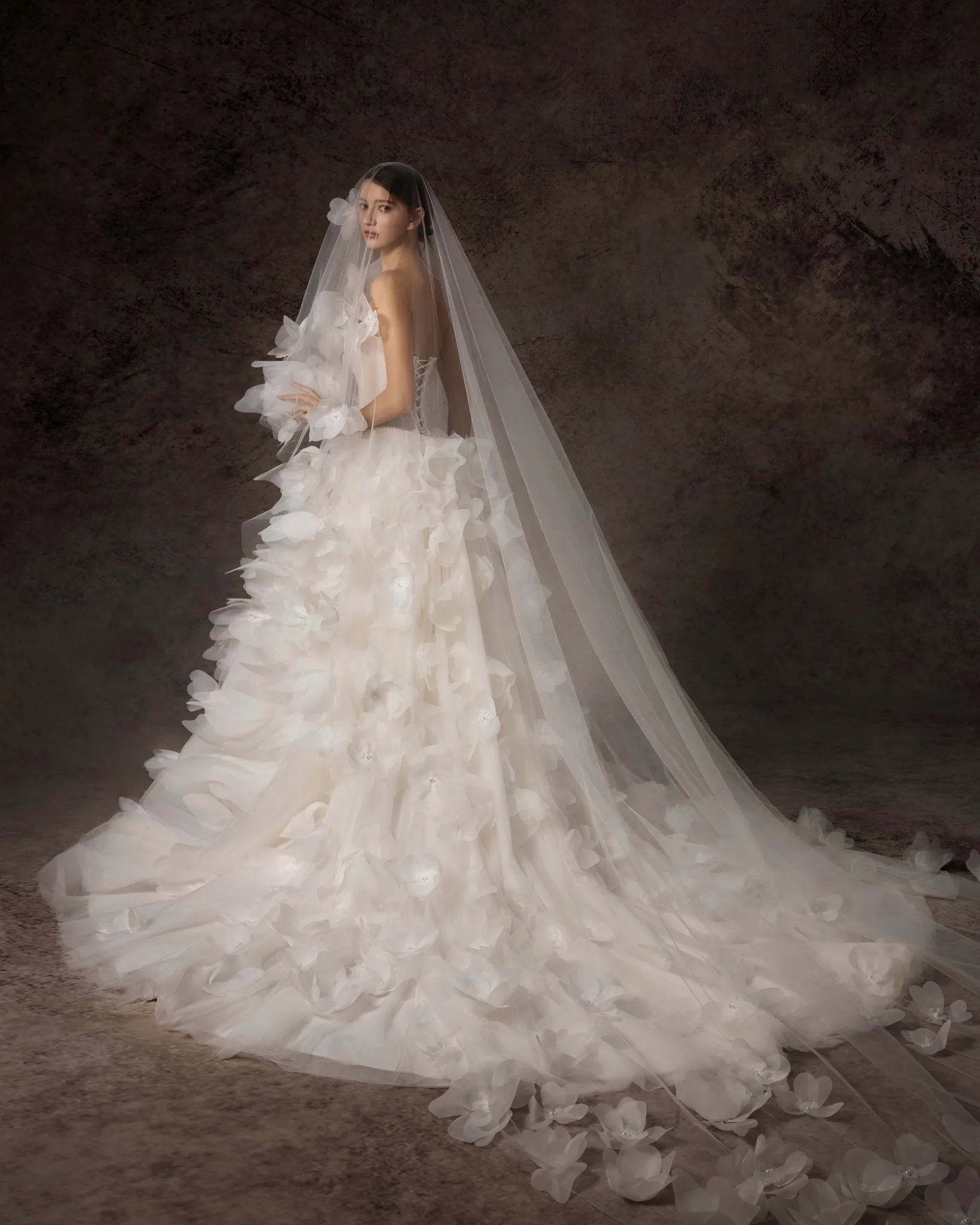 Vestido de noiva de tule branco de sonho com ilusão sem alças vestido de festa de noiva linha A com renda de 3 camadas e vestido formal de tule floral 3D