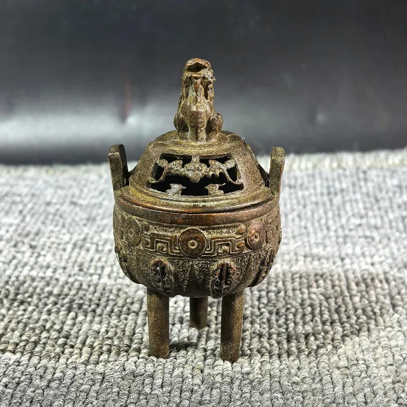 Antique Copper Mini Incense Censer Carved Retro Pattern Lion Topper Chinese Style Tabletop Aroma Furnace Display Ornament