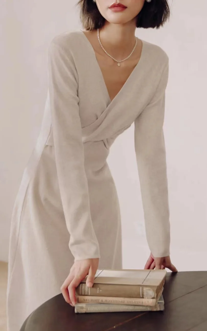 MiiiiX Francuska elegancka sukienka z dzianiny Kobiety 2024 Jesień Smukły dekolt w szpic Proste podstawy Koszula Sweter Sukienka Odzież damska