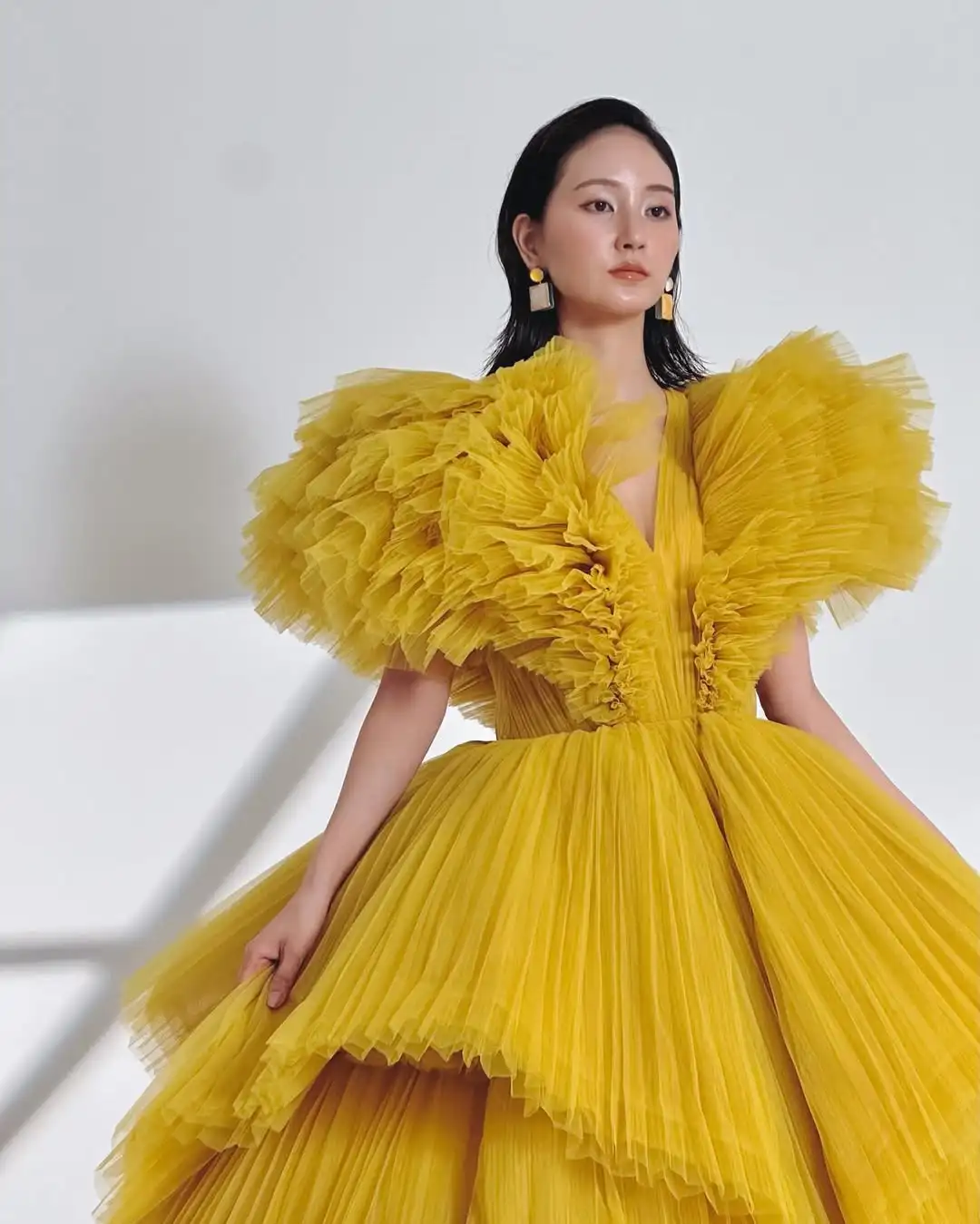 Extra inchado em camadas babados vestidos de baile da mulher com decote em v uma linha festa vestido de noite plissado tule formal celebridade vestidos de gala