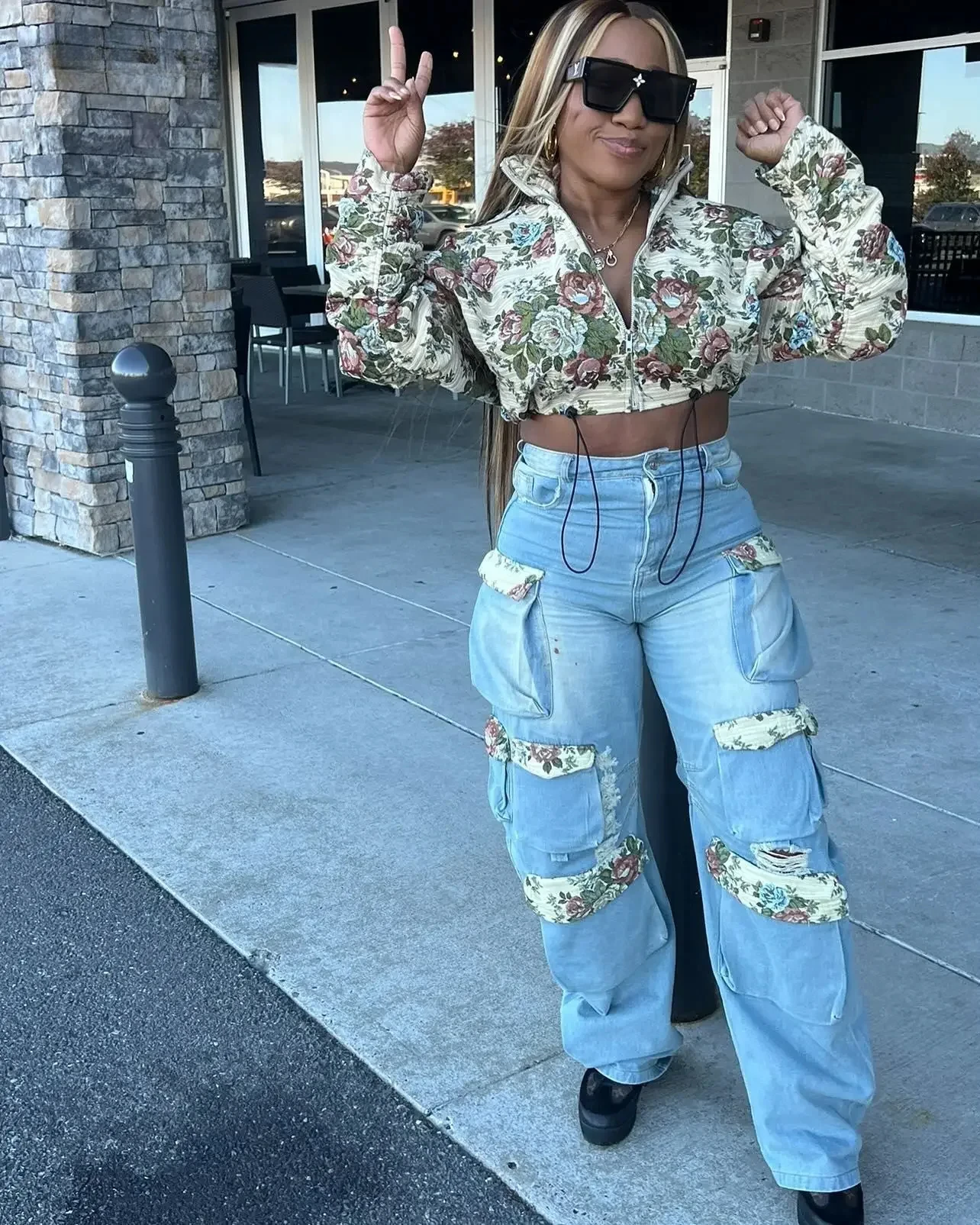 BWQ Conjunto feminino de jeans lavado, jaqueta floral de manga comprida e bolsos, calças jeans cargo, terno 2025 Street, conjunto de duas peças