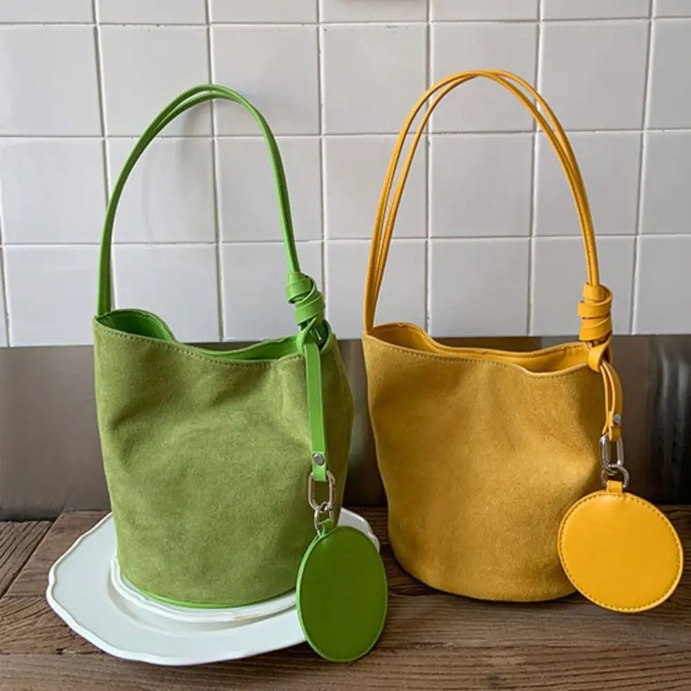 Сумка-ведро из искусственной замши с круглой подвеской, сумка через плечо, сумка-хобо, большая вместительная сумка-ведро, однотонная большая сумка