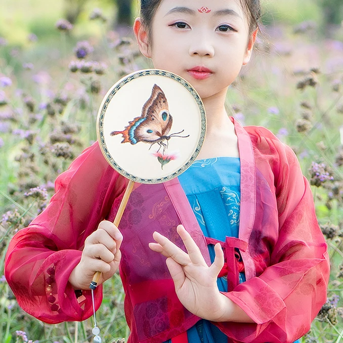 

Silk Embroidered round Fan Traditional Chinese Hanfu Retro Style Children's Group Fan Handmade Craft Fan round Shape