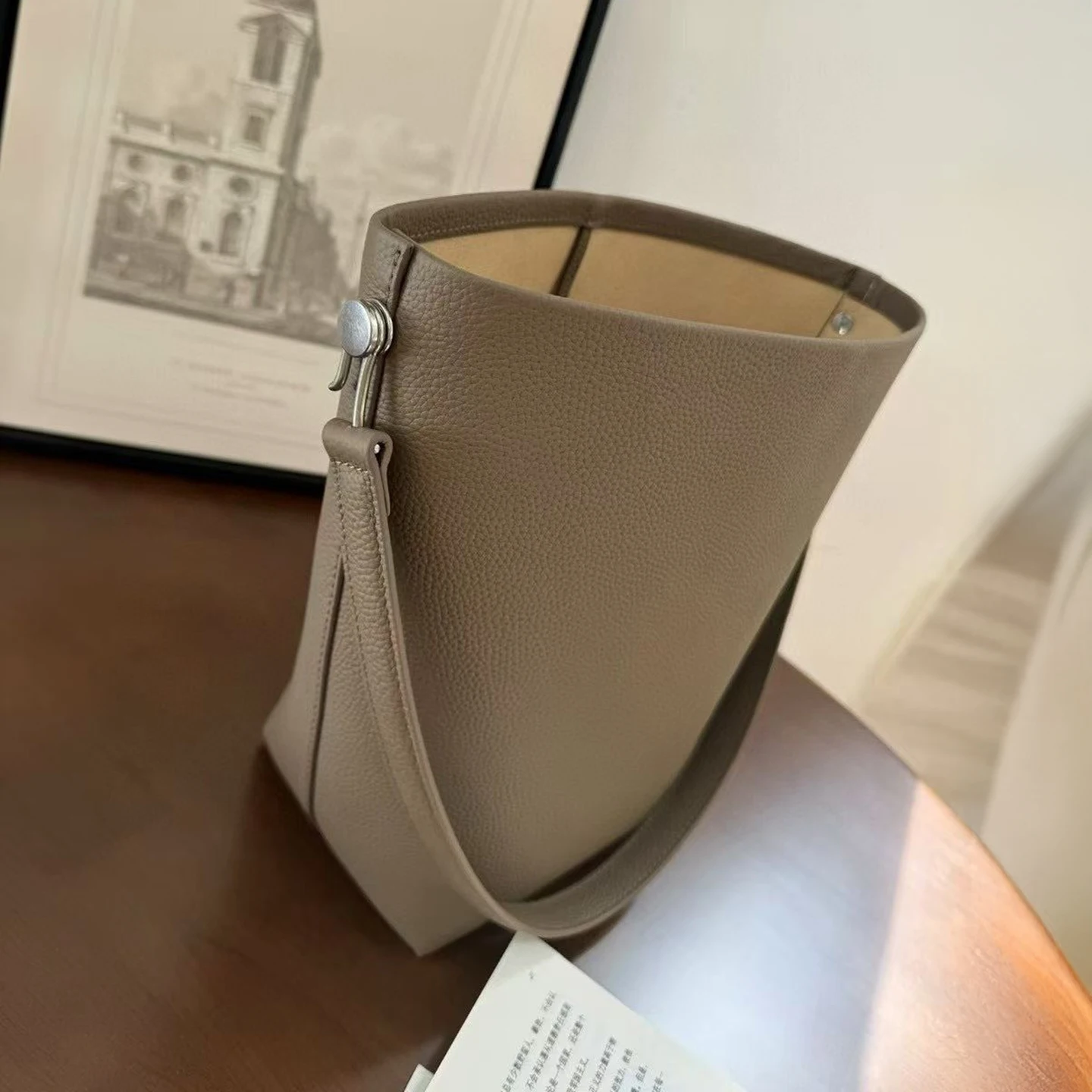 

Mendy Bucket Bag Large Women's Single Shoulder Bag Commuter Bag Big Size Trendy Handbag Genuine Leather High End Tote Bag New