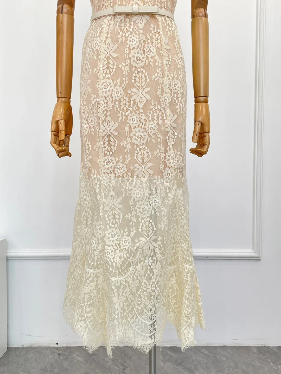 Weißes, kurzärmliges Midikleid mit Perlen und Diamanten und Spitze