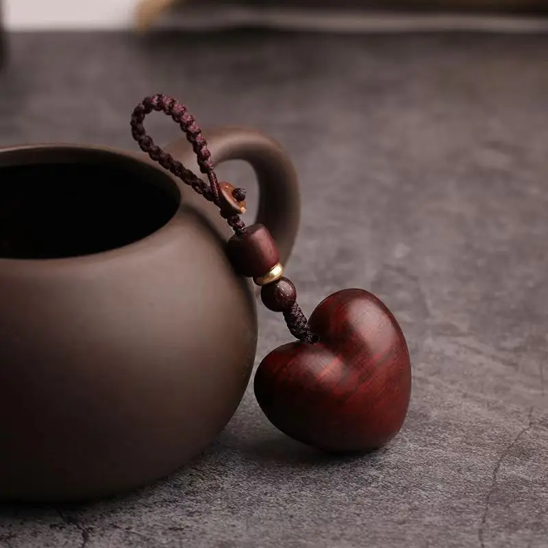 Chaîne de téléphone portable en bois de rose rouge en forme de cœur, porte-clés en bois massif tissé à la main, cadeau romantique pour couple pour elle et lui