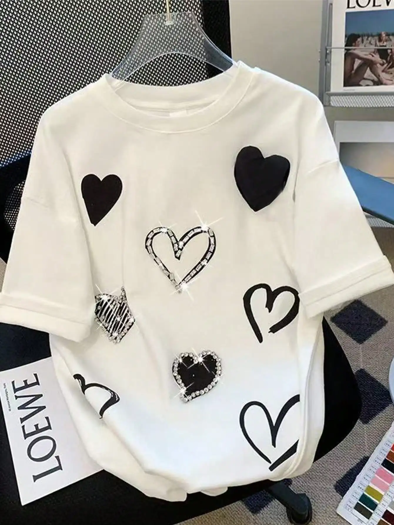 T-shirt da donna bianca con stampa a cuore e strass, girocollo, top casual estivo
