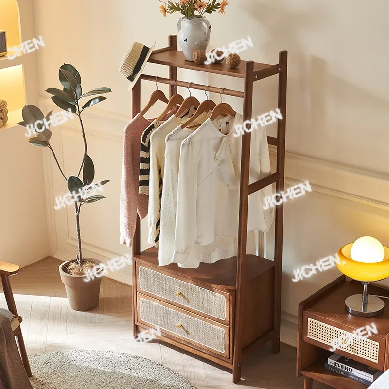 

Новая напольная вешалка для одежды от пола до потолка, простая, для спальни, многофункциональная, с ящиками, для хранения, из ротанга и ясеня.