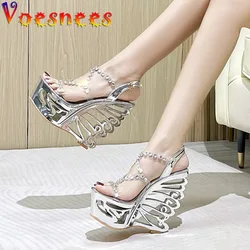 Sexy Nightclub trasparente scarpe con tacco Super alto rivetto con diamanti fascia in PVC sandali moda estate scava fuori le pompe da donna con zeppa