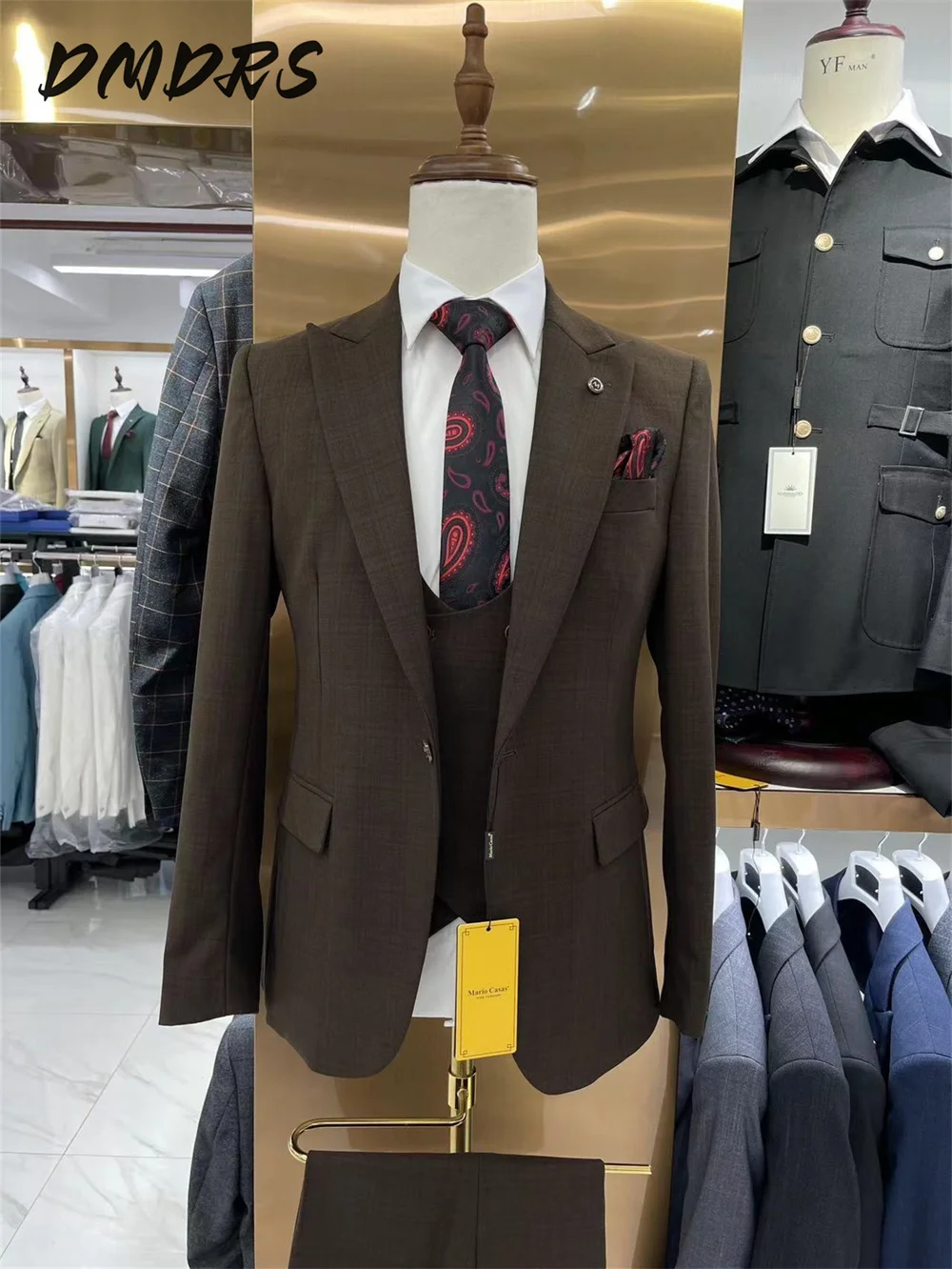 Premium Plaid Men's Suit Set-up for Traditional Office Talks. Magnificent Suit Intriguing Single Breasted Wedding Display Host