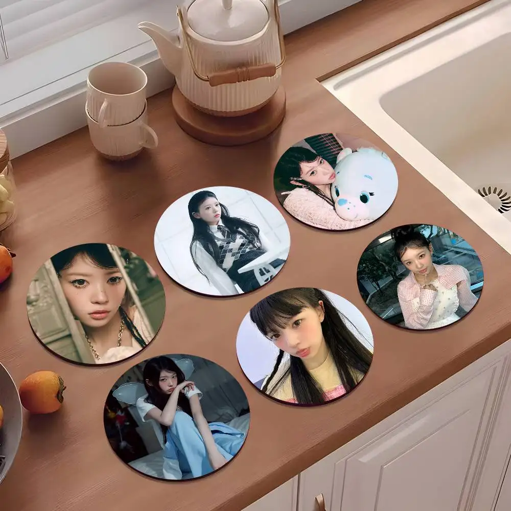 1pc K-POP Moka Singer I-ILLIT Wooden Coaster Colour Printing Cup Mat Home Desk Decoration Gifts