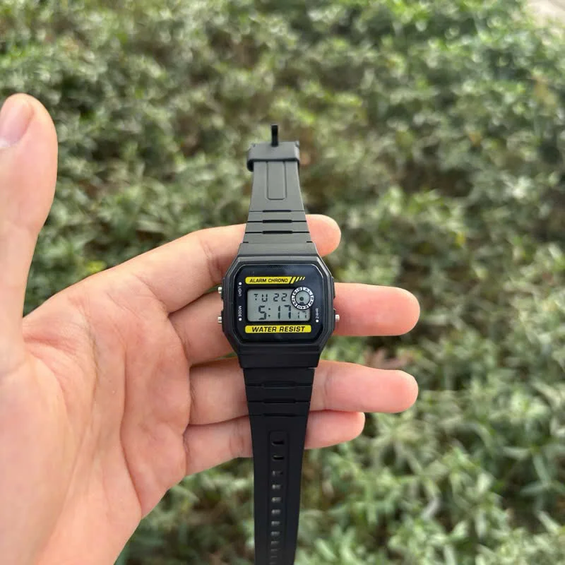 ファッションシンプルなスポーツ電子時計防水 PU ストラップ LED 多機能デジタルアウトドアスポーツウォッチギフト女性/男性