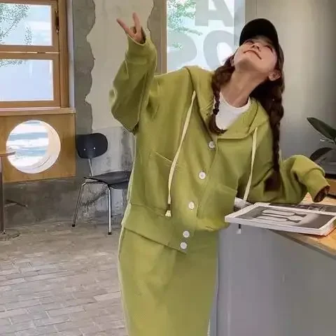 طقم مكون من قطعتين عالي الخصر وتنورة نصف تنورة للتنحيف للنساء بتصميم كوري عصري جديد مع غطاء للرأس