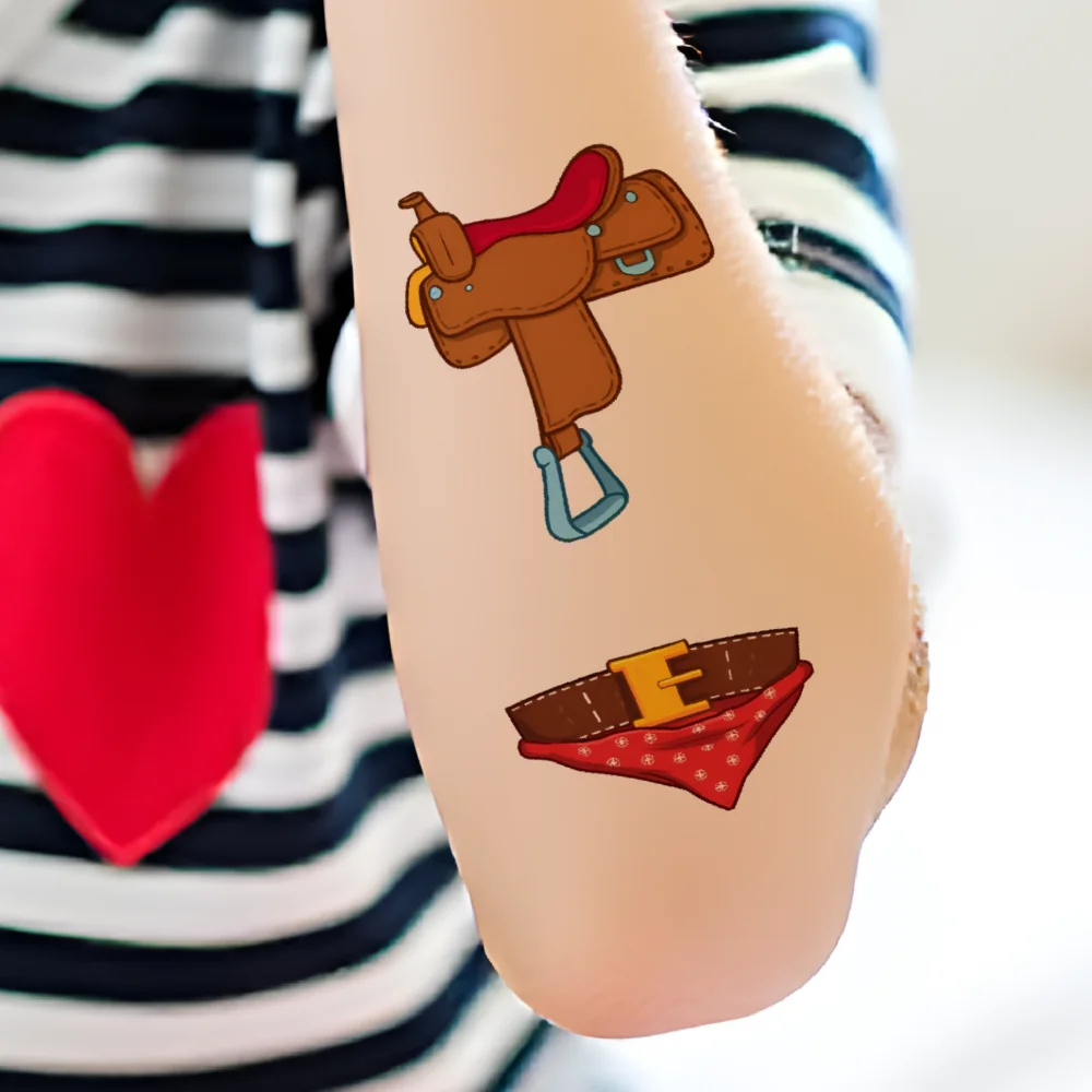 63 قطعة الوشم المؤقت حدوة الحصان المؤقتة لصاقات وشم عربة سترة الكرتون الغربية كاوبوي التمهيد للفتيات الفتيان الأسلحة