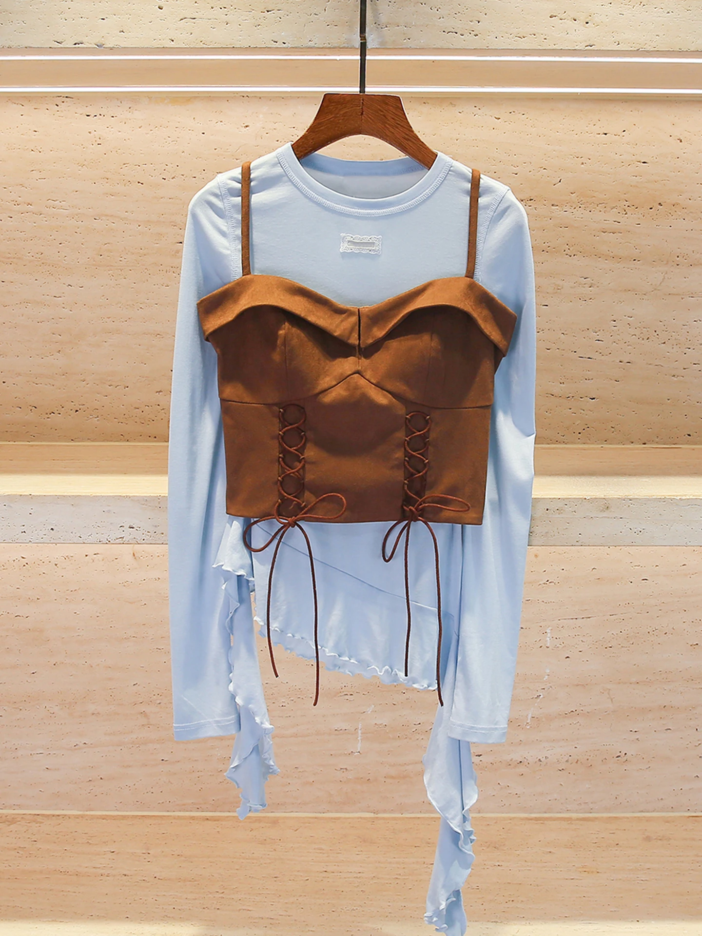 

Асимметричный дизайн, высококачественный женский весенний комплект: футболка и топ на бретелях, модный стиль для повседневной носки, полиэстер, круглый вырез горловины.