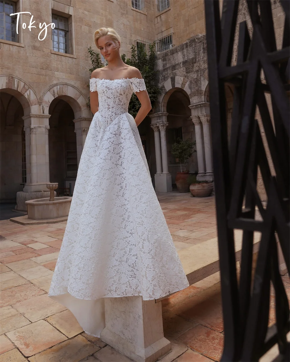 طوكيو مخصص أنيقة قبالة الكتف فساتين الزفاف قصيرة الأكمام عودة البريدي أثواب الزفاف زهرة بيضاء قطار المحكمة أثواب الزفاف