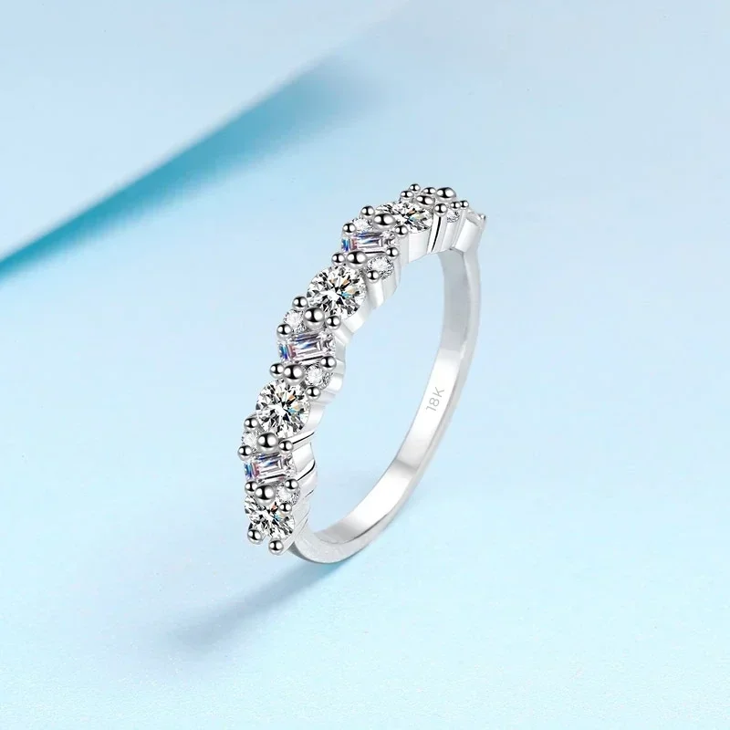 女性用18Kホワイトゴールドリング,ラウンドとスクエアのダイヤモンドオルタナティブリング,特別な形のジュエリー,vv1,0.9カラットのモアッサナイト,デザイナー