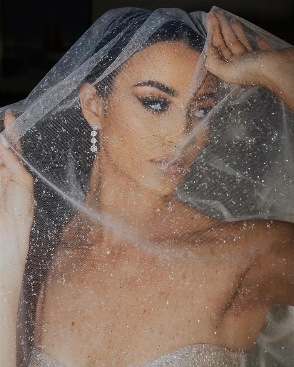 Tokyo op maat gemaakte zilveren a-lijn trouwjurk strapless mouwloze rechter trein bruidssluier elegante zijhoge split trouwjurk