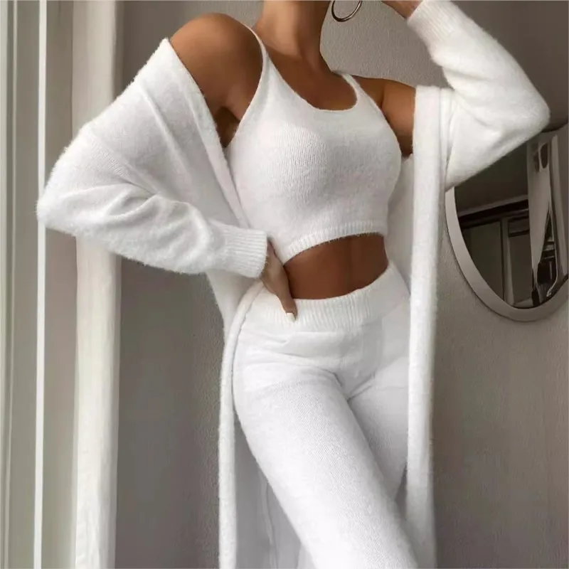 Damen Winter Neue Plüsch-Pyjamas Dreiteiliges Set Modisches Neckholder-Top + Hochgeschnittene Hose mit Geradem Bein + Lange Strickjacke