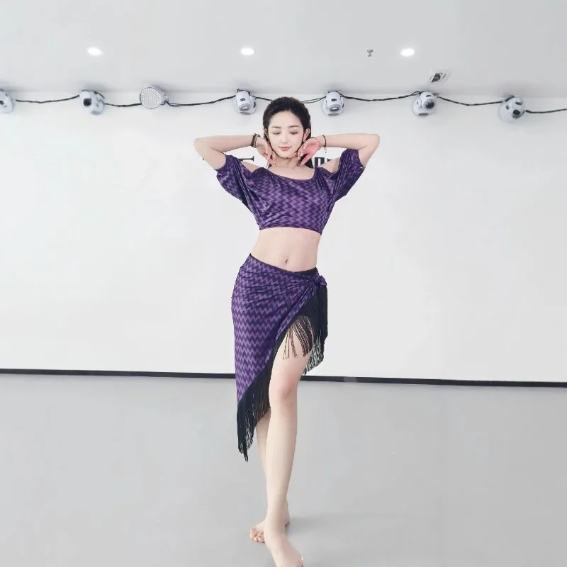 costumes-de-danse-du-ventre-personnalises-tenue-d'entrainement-avec-haut-a-manches-chauve-souris-ondulees-violet-fonce-et-echarpe-de-hanche-triangulaire-a-pompon