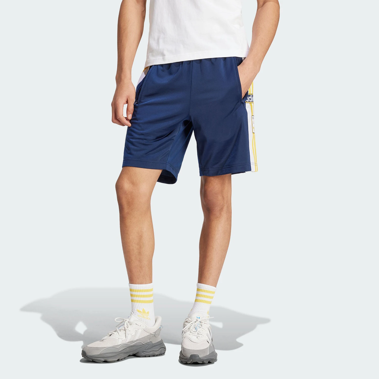 

Adidas genuine Originals Men's Side-Vent Breathable Shorts IU2372