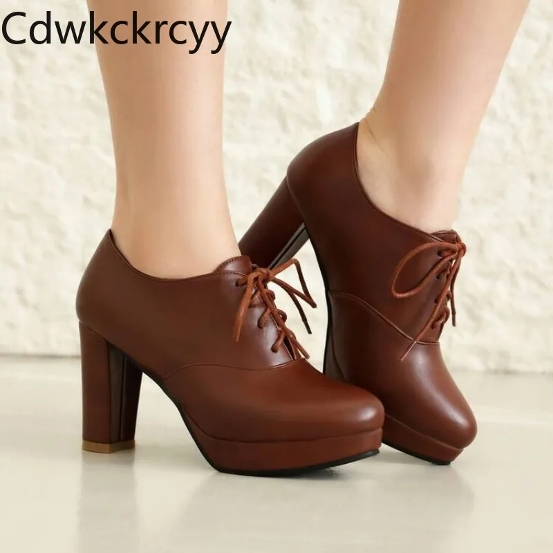 Pumpen Frühling und Herbst neuen Stil Mode Retro braun runden Kopf kreuz und quer Riemen Pendeln High Heels Damenschuhe hoch 9 cm