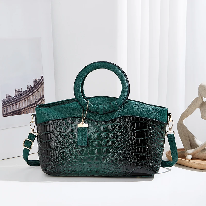 Retro fashion gradient crocodile handbag, perfect large-capacity contrast pendant decorative crossbody Bag