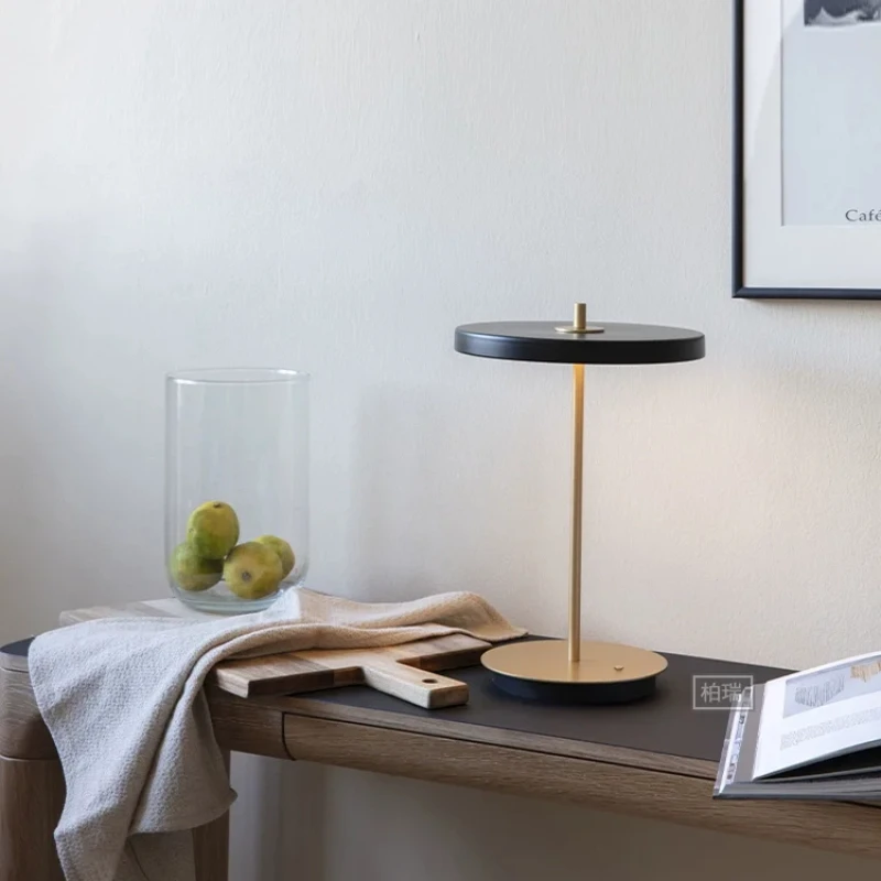 

Modern LED Table Lamp Minimalist Black White Iron Lights for Bar Bedroom Bedside Study Living Room Indoor Lighting Fixtures