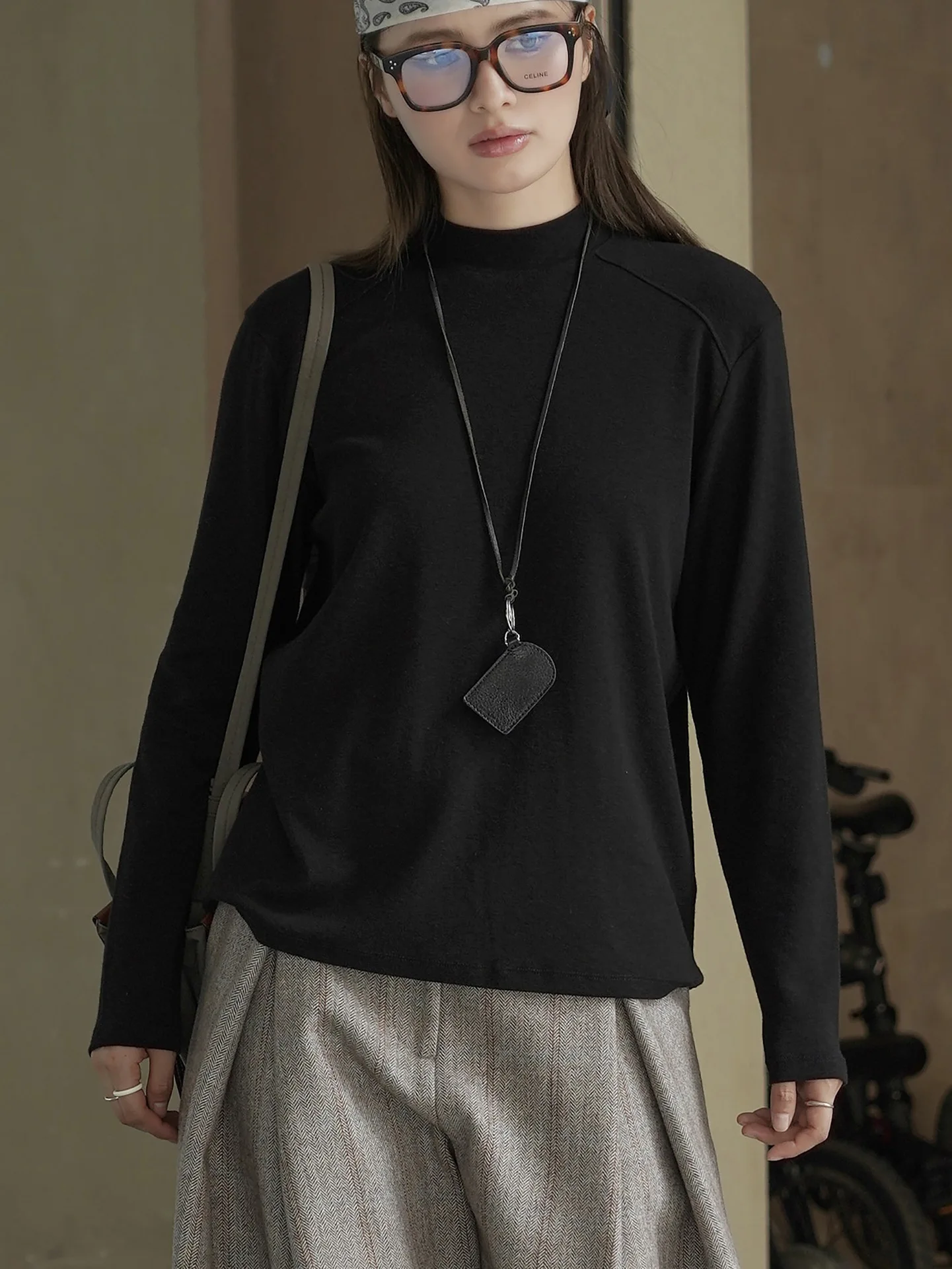 T-shirt casual e minimalista a collo semi alto con maniche lunghe, top comodo da donna snellente e delicato sulla pelle