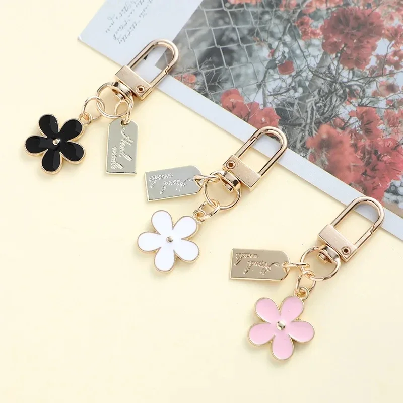 Fashion INS Style Daisy Flower Keychain Pink White Black Enamel Metal Pendant Women Key Bag Accessories Keyring