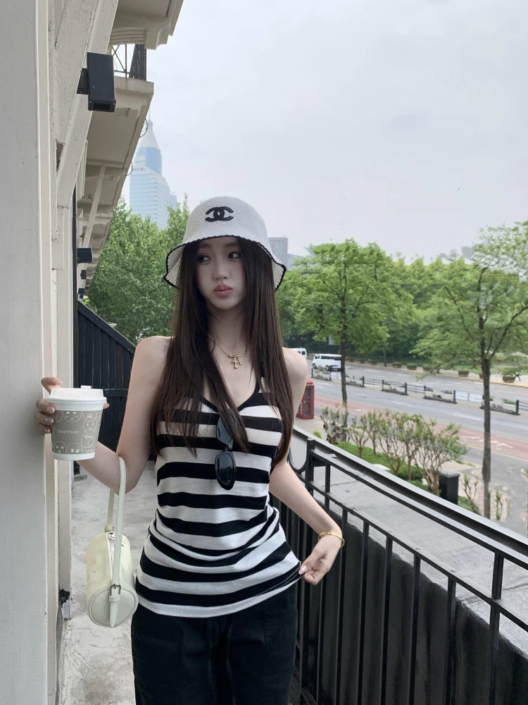 

Летний женский вязаный топ-жилет 2025 года с полосками черно-белого цвета, облегающий, с бретельками, для повседневной носки