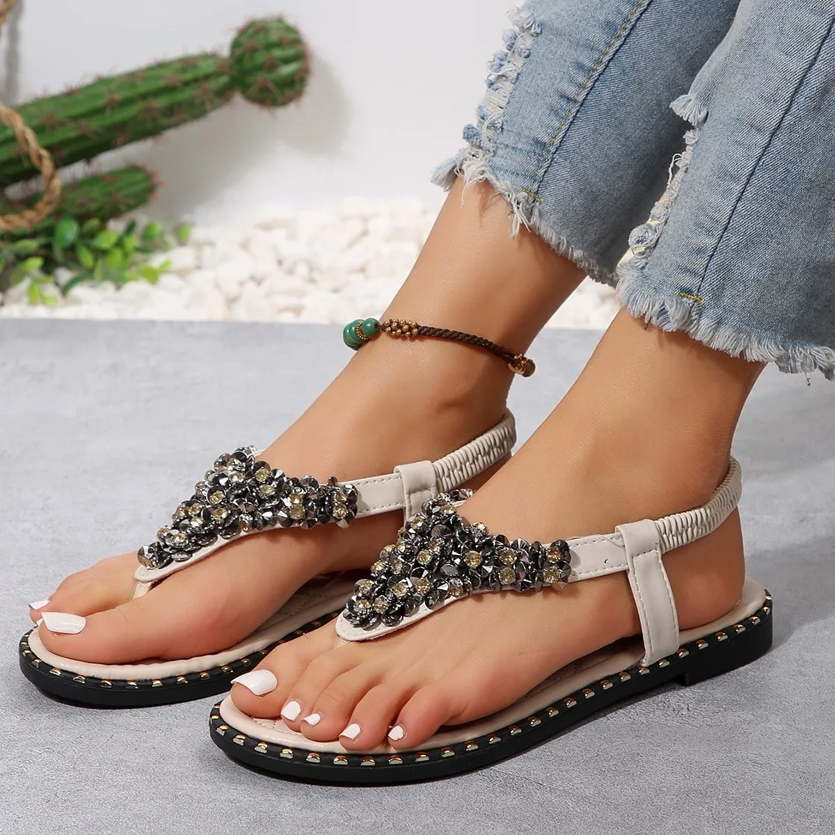 Women Sandals 2024 Summer New Classic Luxury Flip Flops Rhinestone Wearing Fashion Designer Sandals Lightweight Beach Shoes