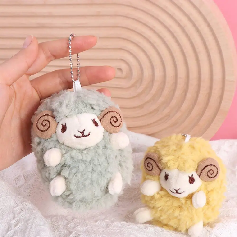 Adorable llavero de peluche de Mini oveja de Anime de dibujos animados, colgante de felpa de oveja rellena de cordero, decoración de adorno de muñeco de cordero suave y esponjoso