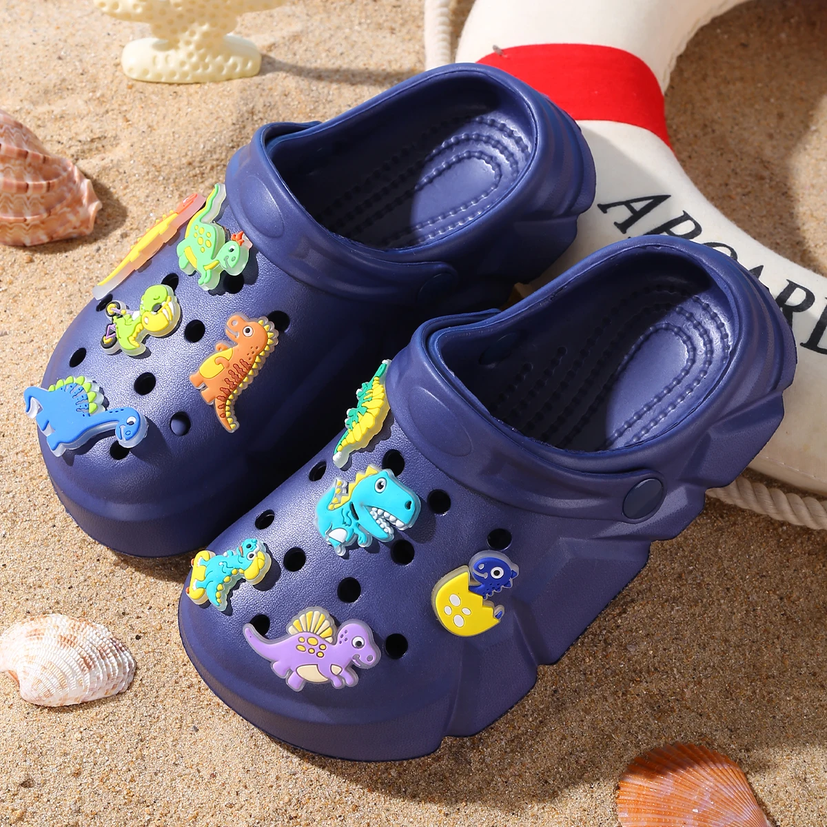 Atmungsaktive Freizeit-Clogs für Jungen mit leuchtender Cartoon-Dinosaurier-Dekoration, leichte Clogs für Dusche, Strand und Pool 3057 – Detail 10
