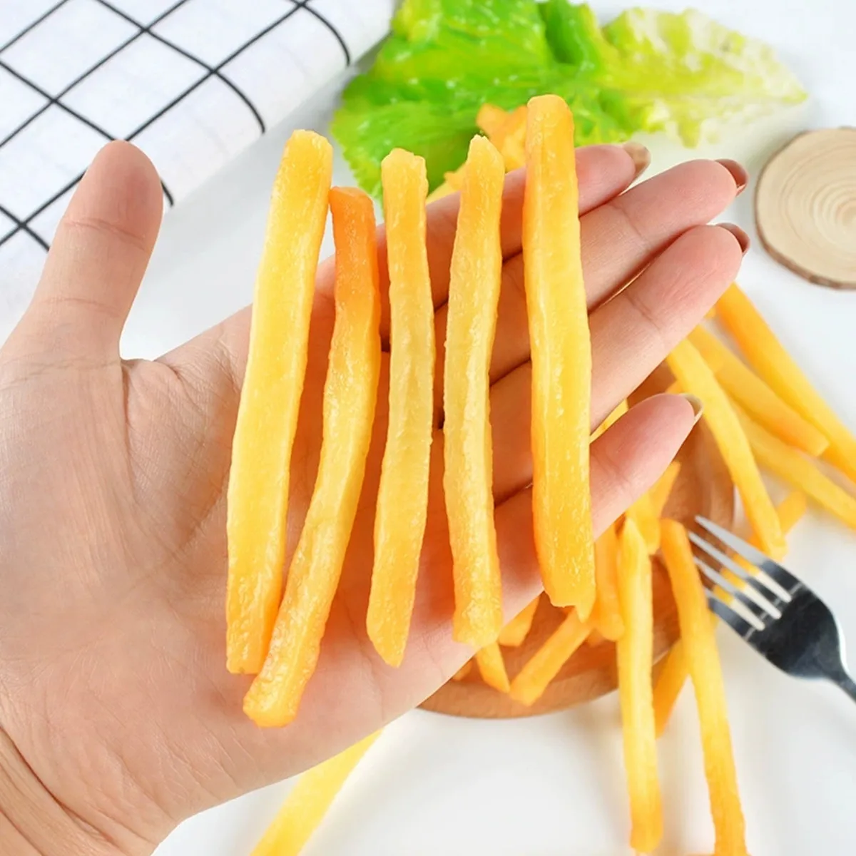 20/50 Stück künstliche Pommes-Frites aus PVC – realistische Kartoffelstreifen, Lebensmittel-Requisiten für Fotografie, Präsentation, Streich und TikTok-Videos – Detail 2