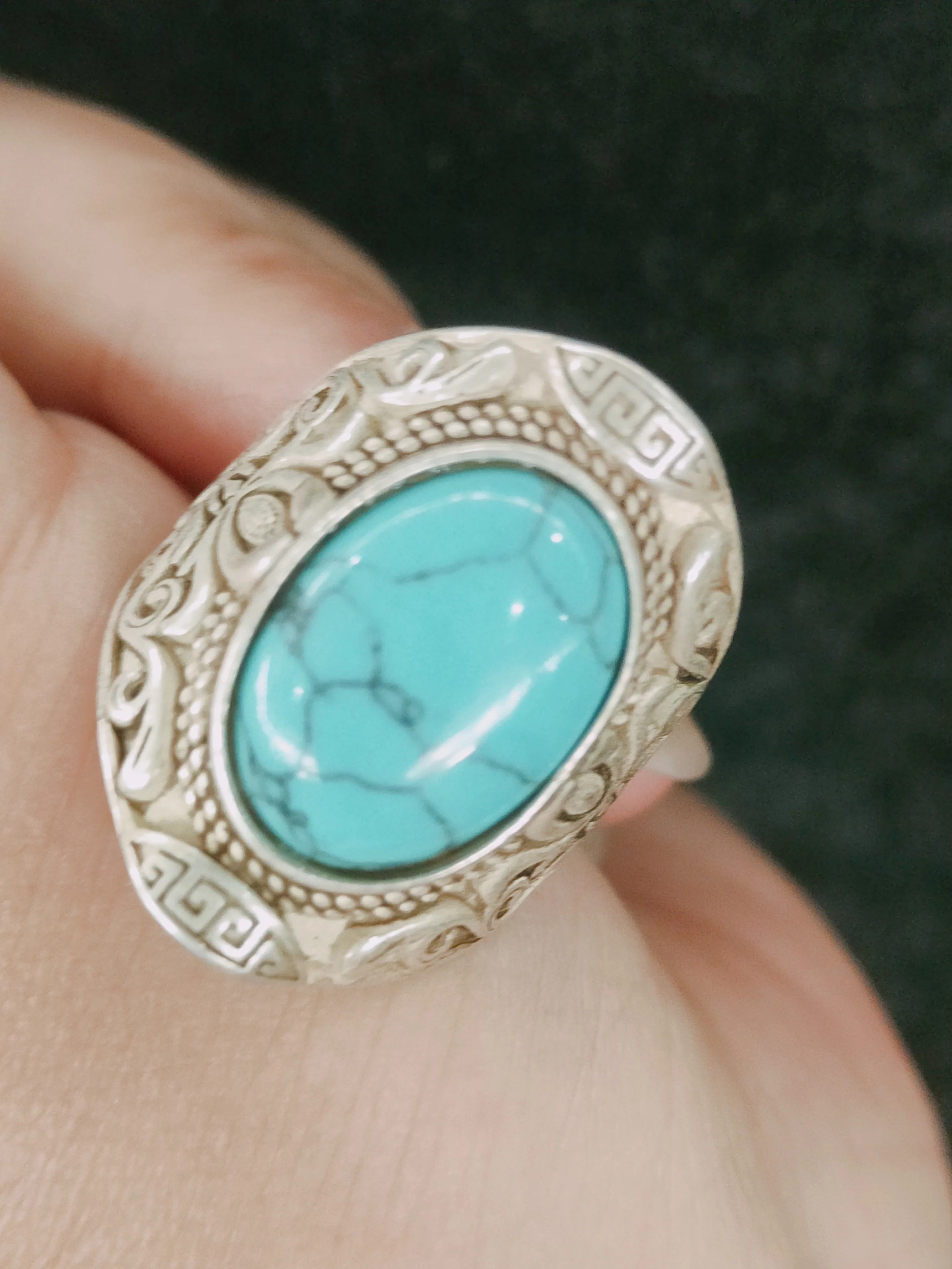 

A Chinese retro court-style hidden silver inlaid turquoise net flower ring amulet decoration