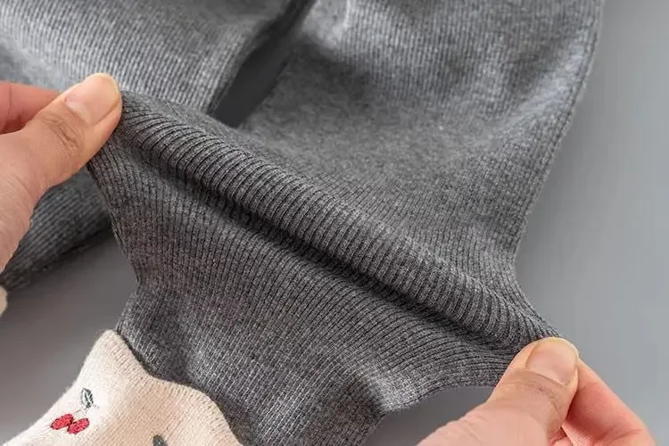 2026 Neue Herbst-Winter-Kinderleggings, Niedliche Kinderhosen mit Kirsch-Stickerei, Kinderhosen mit Fleece-Futter und Schlaghosen-Schnitt – Detail 11