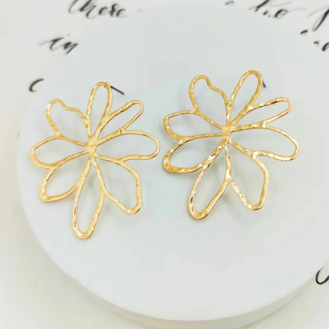 Fashion Hollow Irregular Flower Earrings Personality Minimalist Style Metal Lines Flower Earrings New Wholesale