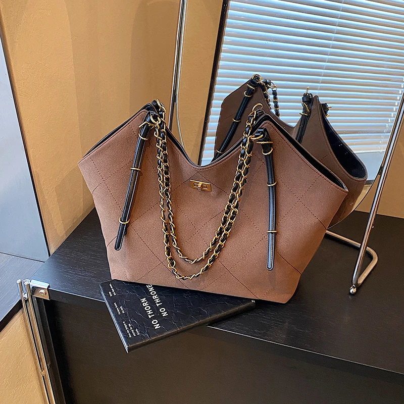 

Trendy Leather Handbag For Women With Minimalist Style And High-End Logo For Casual Business