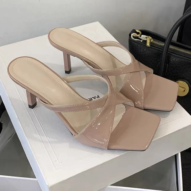 

Сексуальные лаконичные тапочки для женщин, шлепанцы с квадратным носком, женские элегантные босоножки из лакированной кожи на высоком каблуке, женская вечерние пляжная обувь