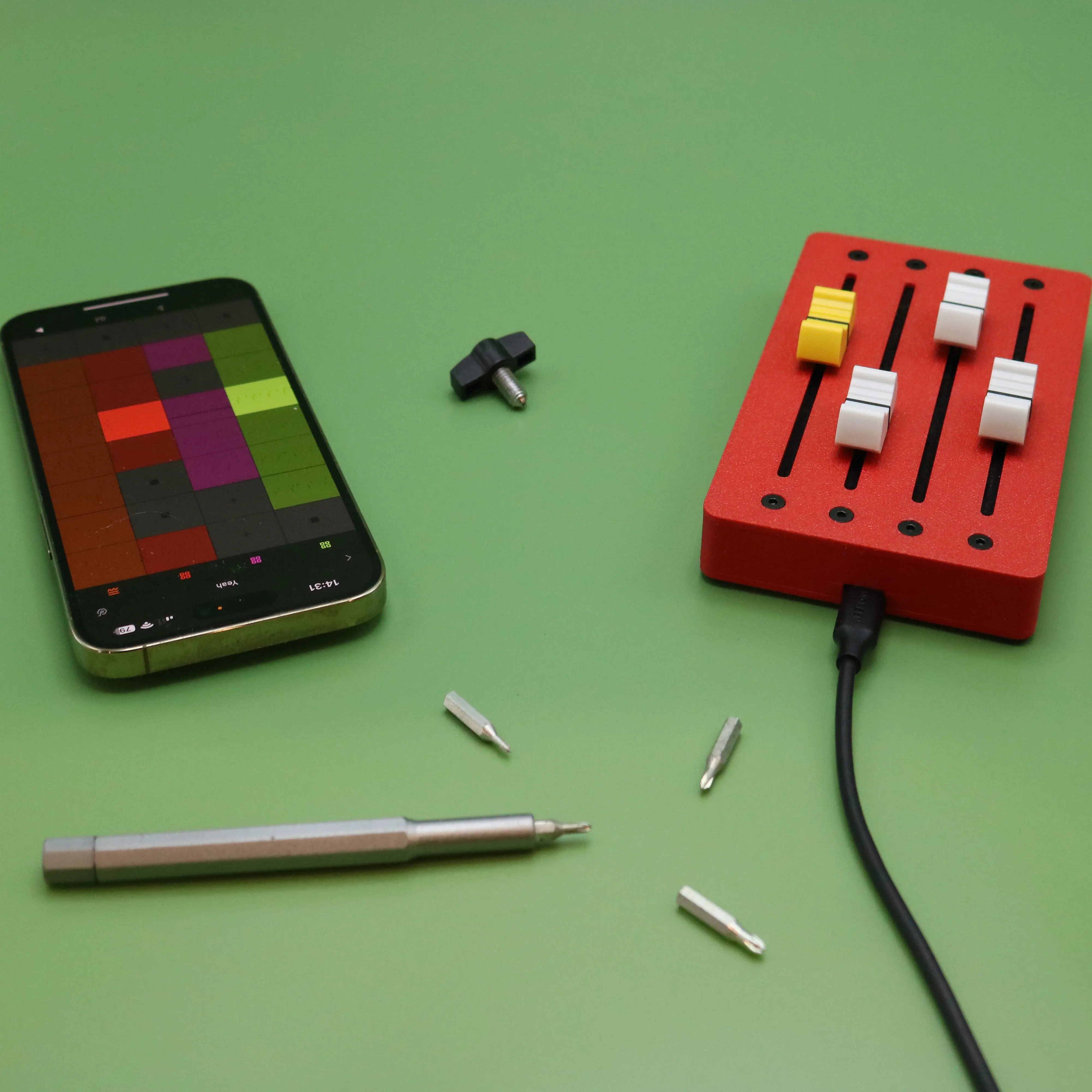 Minimalist 4-track Midi C Controller,  Host, MIDI Controller, Fader, String Expression Drawing (without Display)